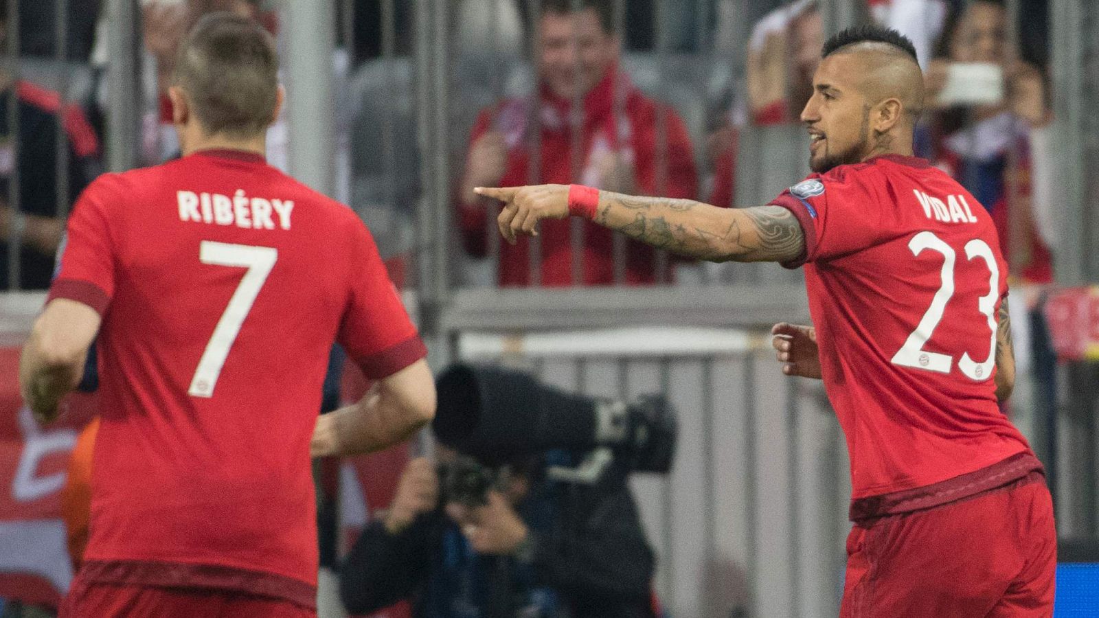 El chileno Arturo Vidal celebra el gol del Bayern