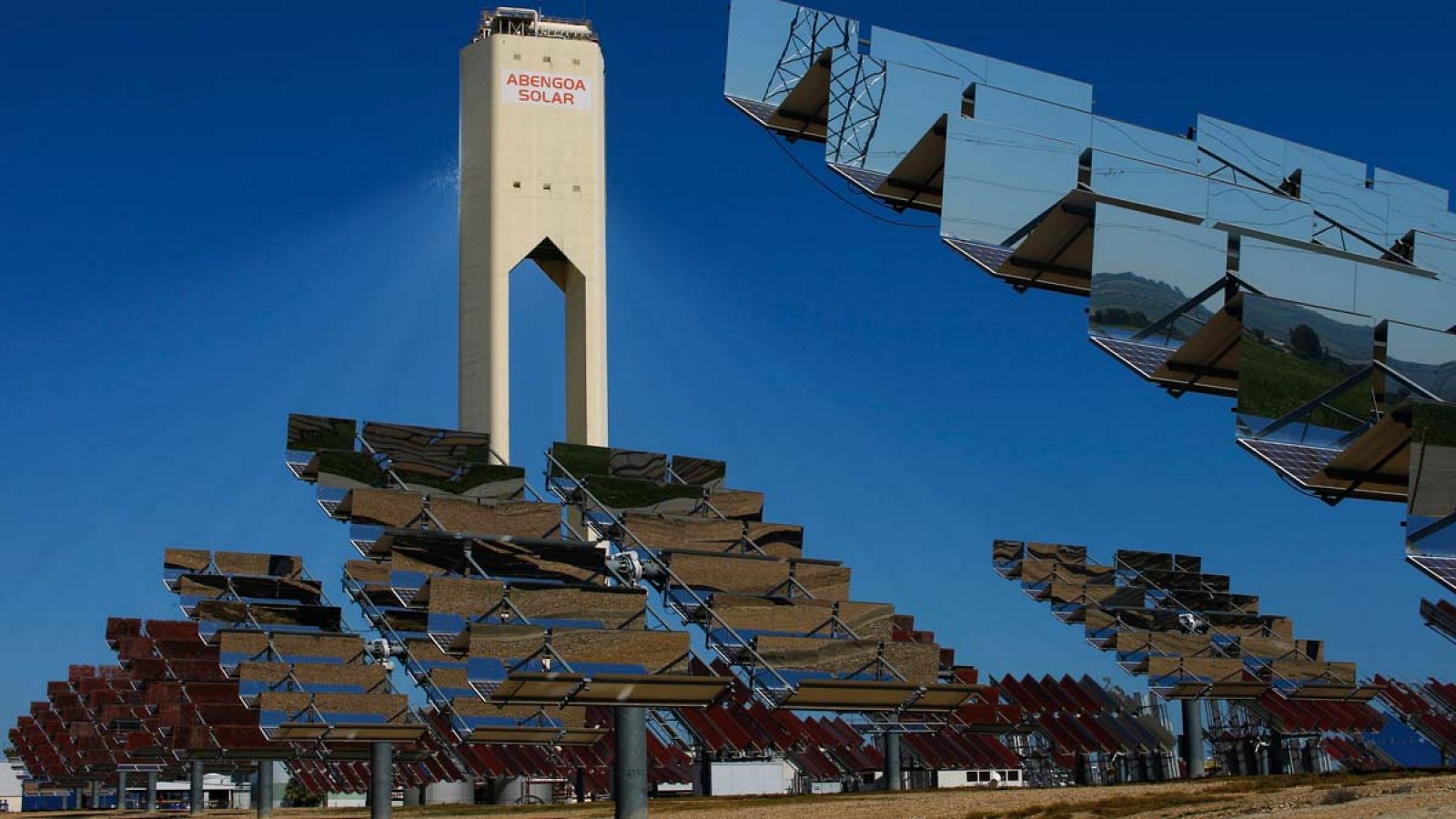 Una torre y decenas de paneles solares de la planta que Abengoa posee en la localidad sevillana de Sanlúcar la Mayor