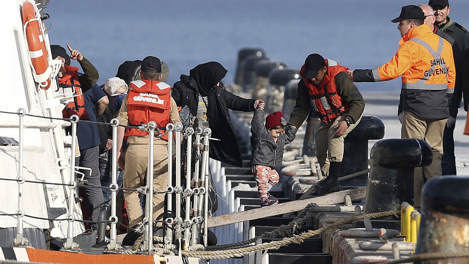 Algunas de las personas que han sido expulsadas hacia Turquía desde la Unión Europea (UE) no pudieron pedir asilo por un error de las fuerzas de seguridad griegas, según ACNUR.