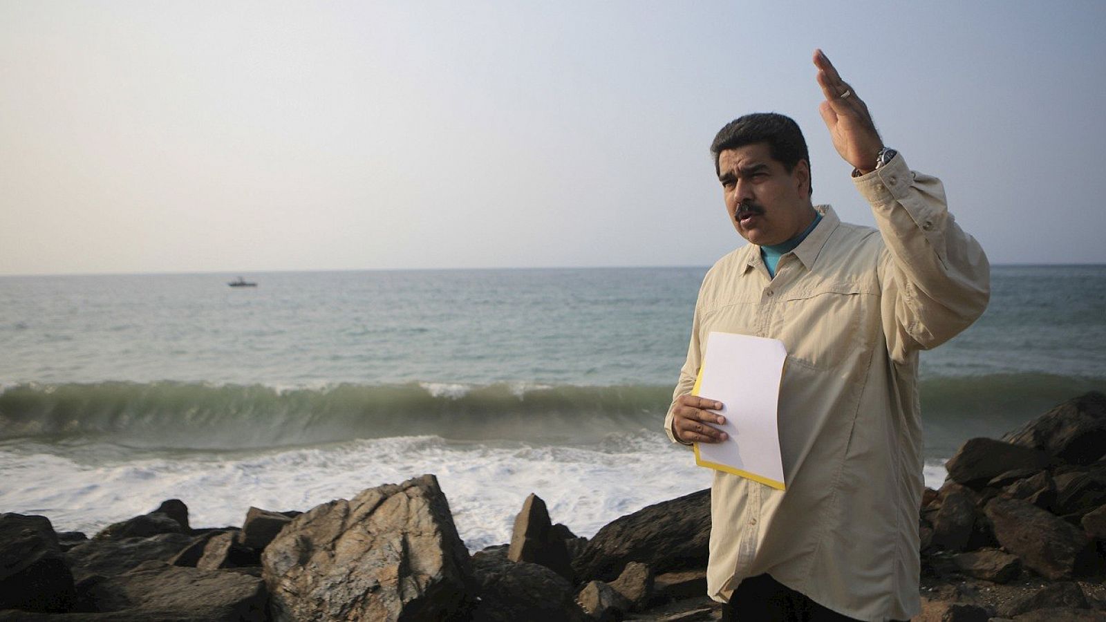 El presidente de Venezuela, Nicolás Maduro, durante una ceremonia con representantes del "sector productivo" en La Guaira (fotografía facilitada por la oficina presidencial). REUTERS