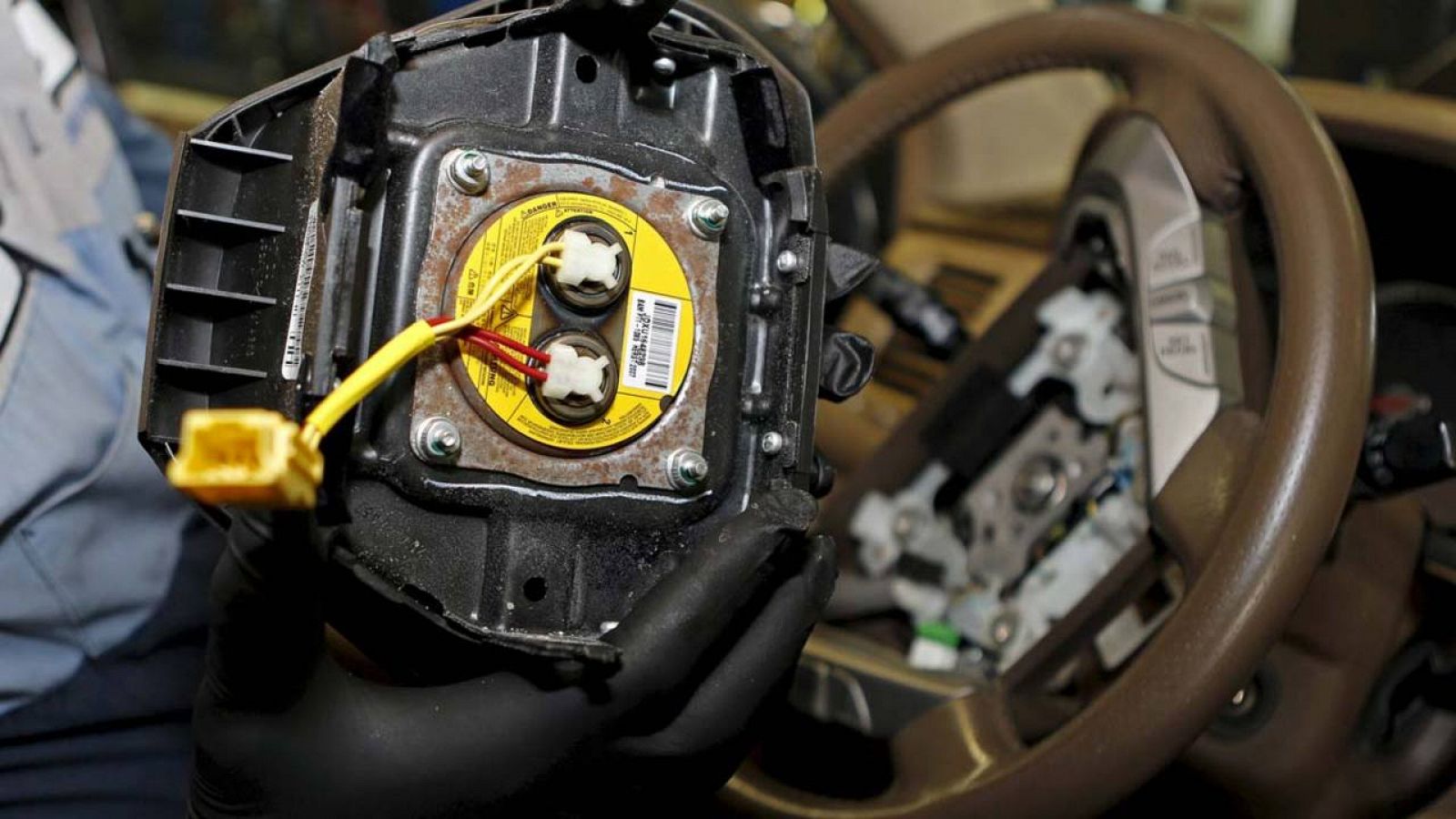 Revisión de un airbag de Takata en un taller de Miami, en el estado estadounidense de Florida