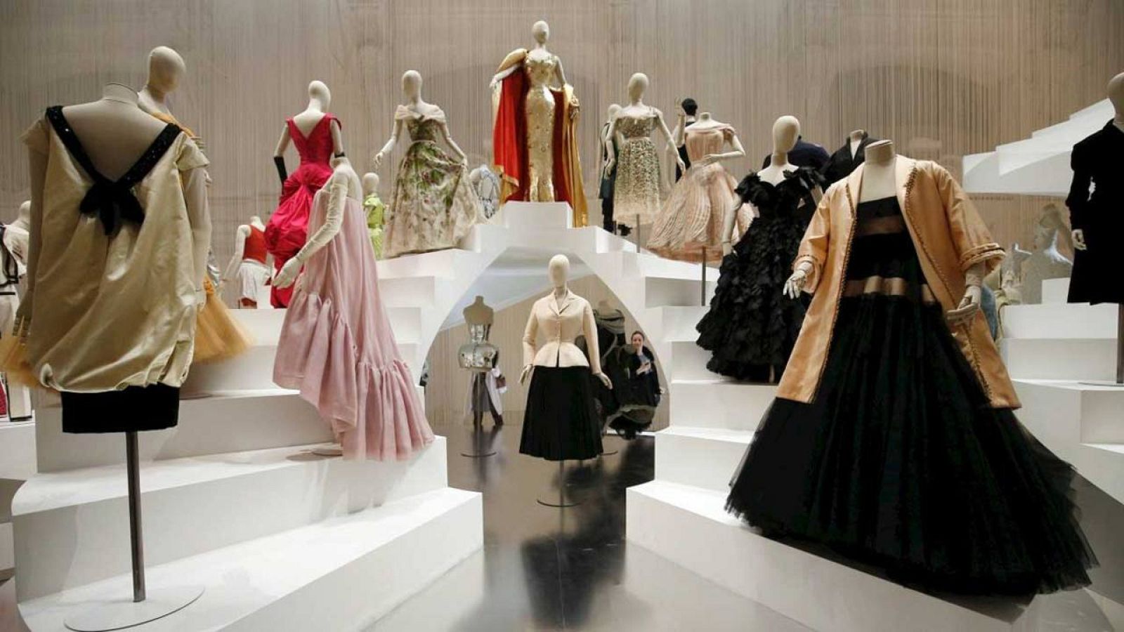 Un diseño de estilo New Look de Dior centra la atención del conjunto. 