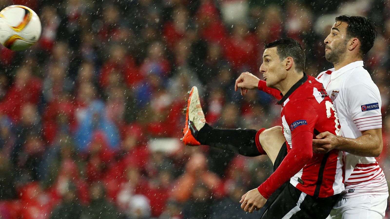 El delantero del Athletic Aritz Aduriz, frente al central del Sevilla Adil Rami