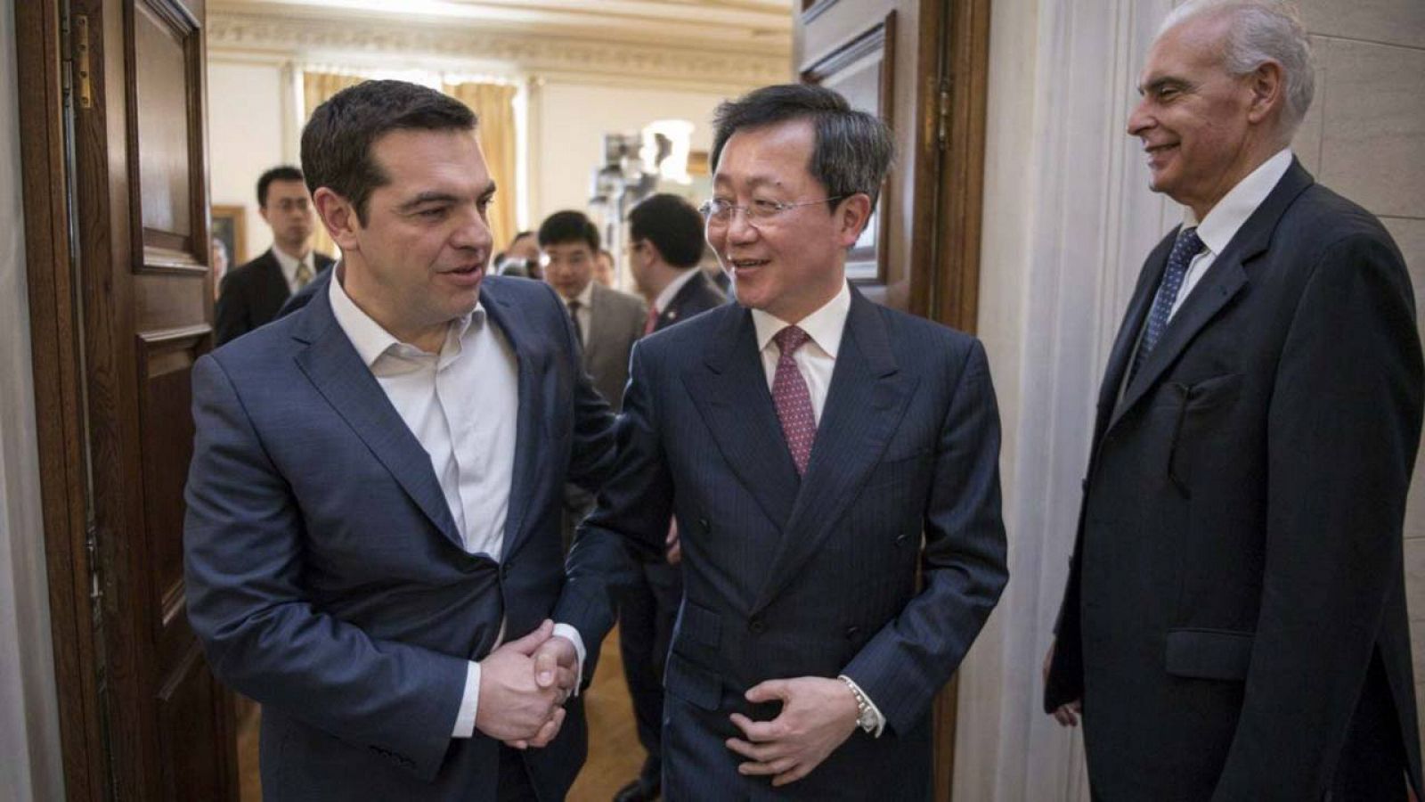 El primer ministro griego, Alexis Tsipras, recibe al presidente de COSCO, Xu Lirong, en su residencia oficial en Atenas