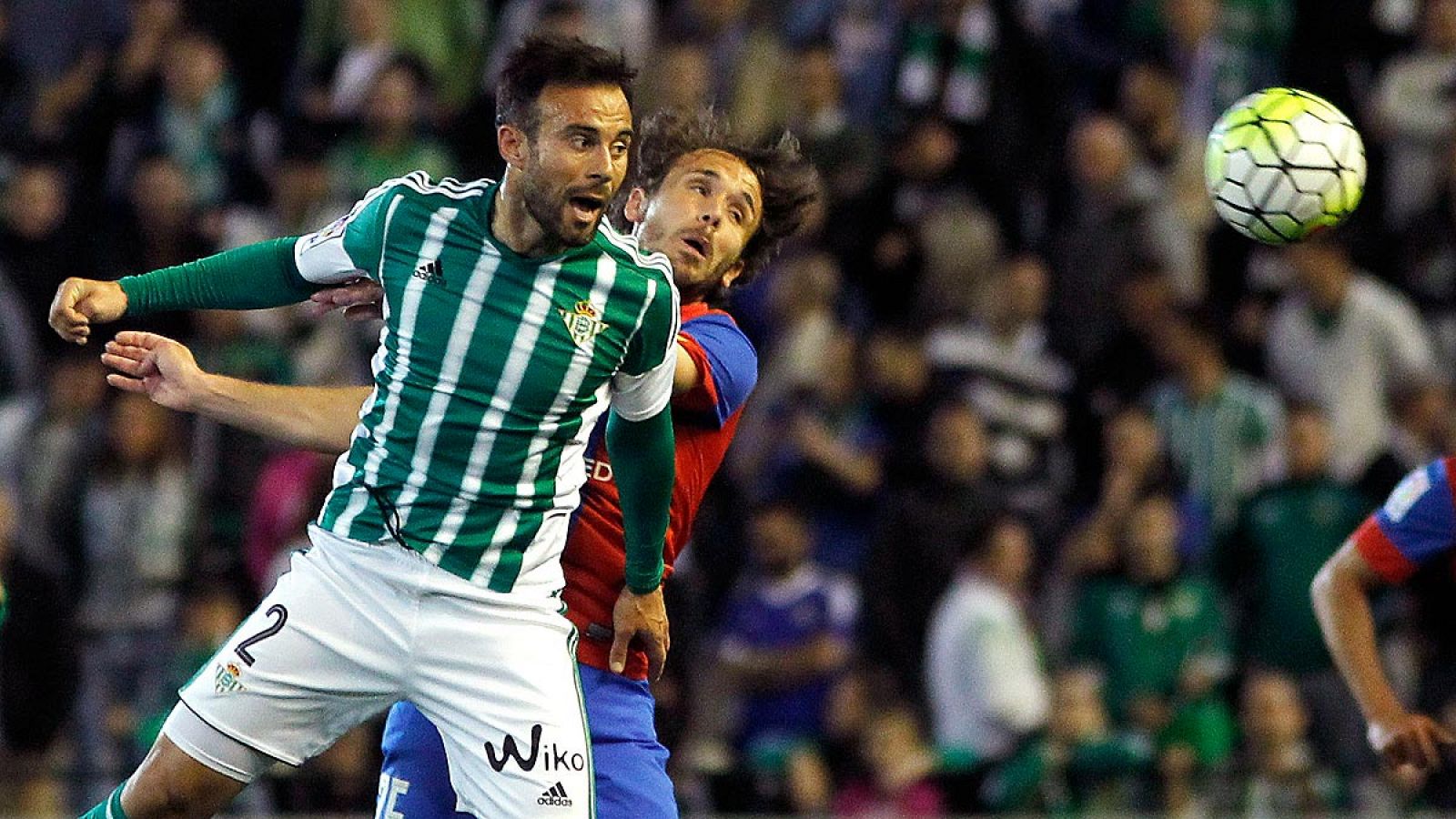 Disputa de un balón aéreo en el Betis - Levante