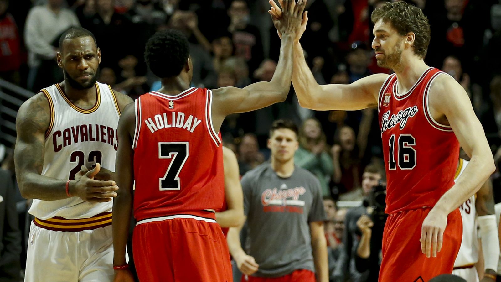 Pau Gasol celebra con Holiday, con Lebron James al fondo