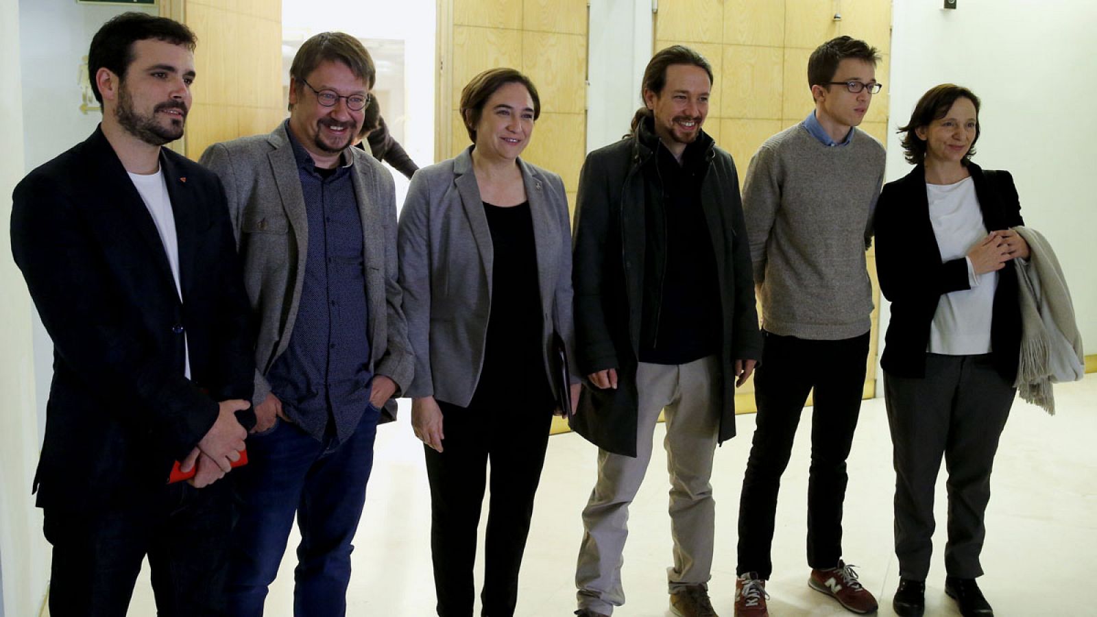 Ada Colau junto a Iglesias y Errejón (Podemos), Domènech de En Comú Podem y el líder de UP-IU, Alberto Garzón