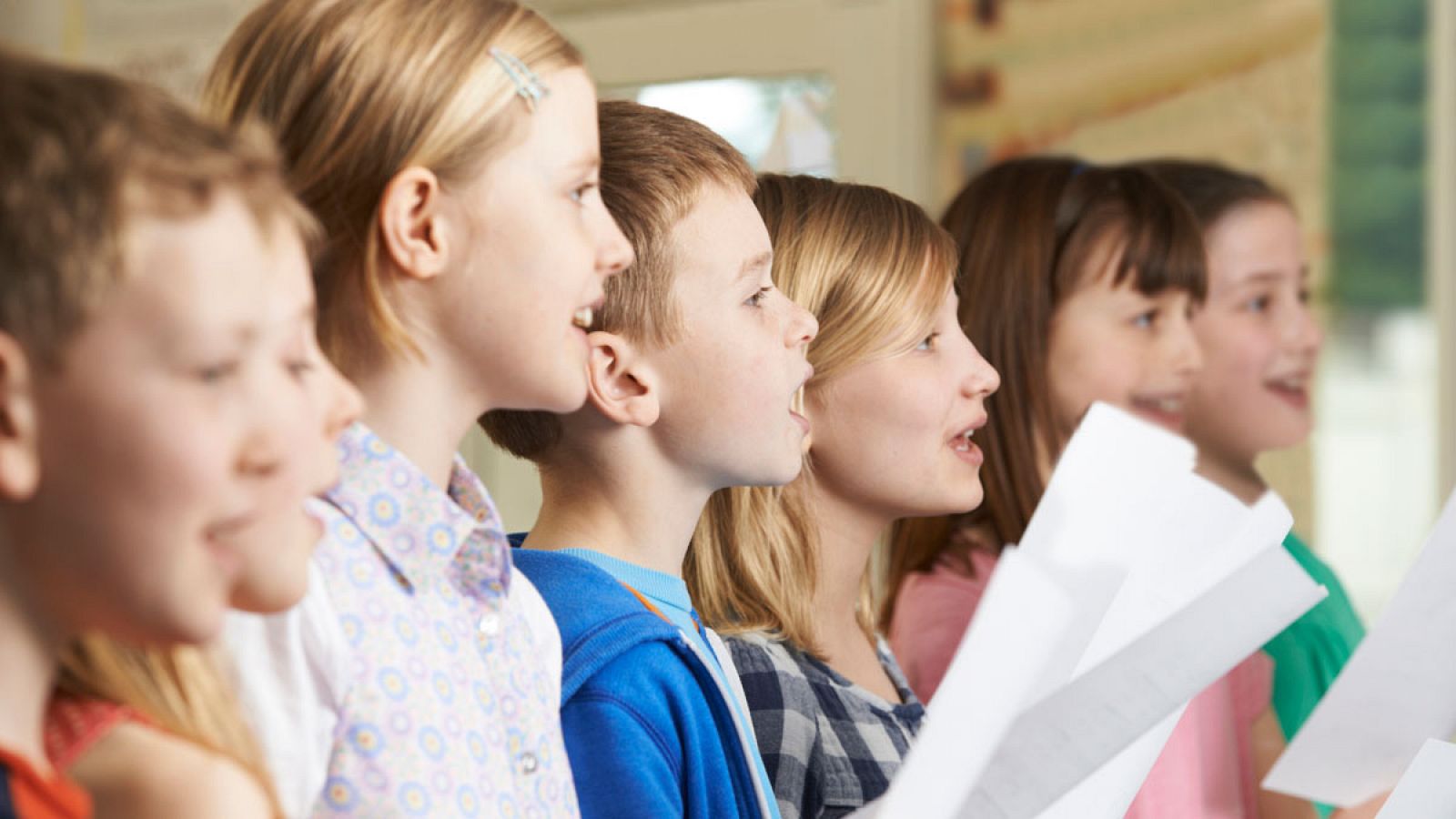 Niños rezan juntos una oración en clase de Religión