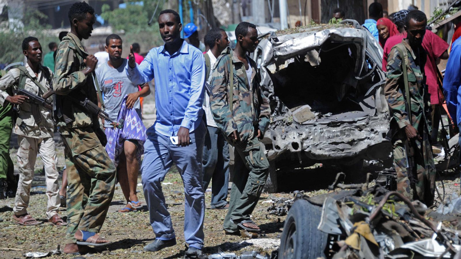 Soldados somalíes en el lugar de la explosión de un coche bomba este lunes en Mogadiscio