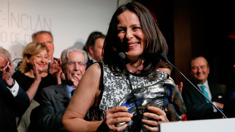 La actriz Aitana Sánchez Gijón recibe el Premio Valle-Inclán, por su papel en 'Medea'.