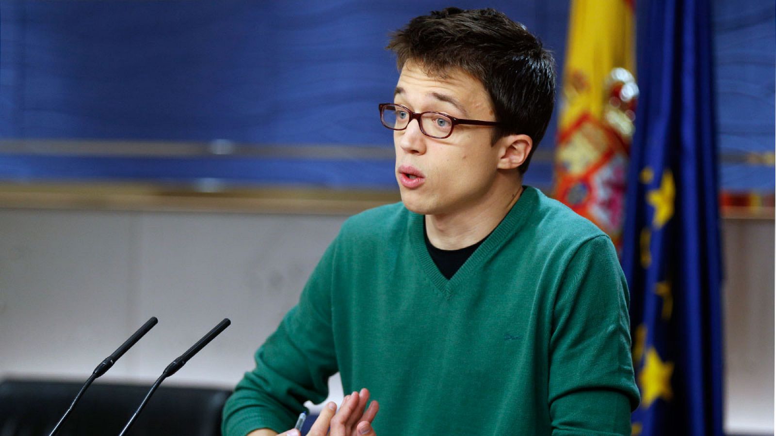 El portavoz parlamentario de Podemos Íñigo Errejón interviene ante los medios en el Congreso