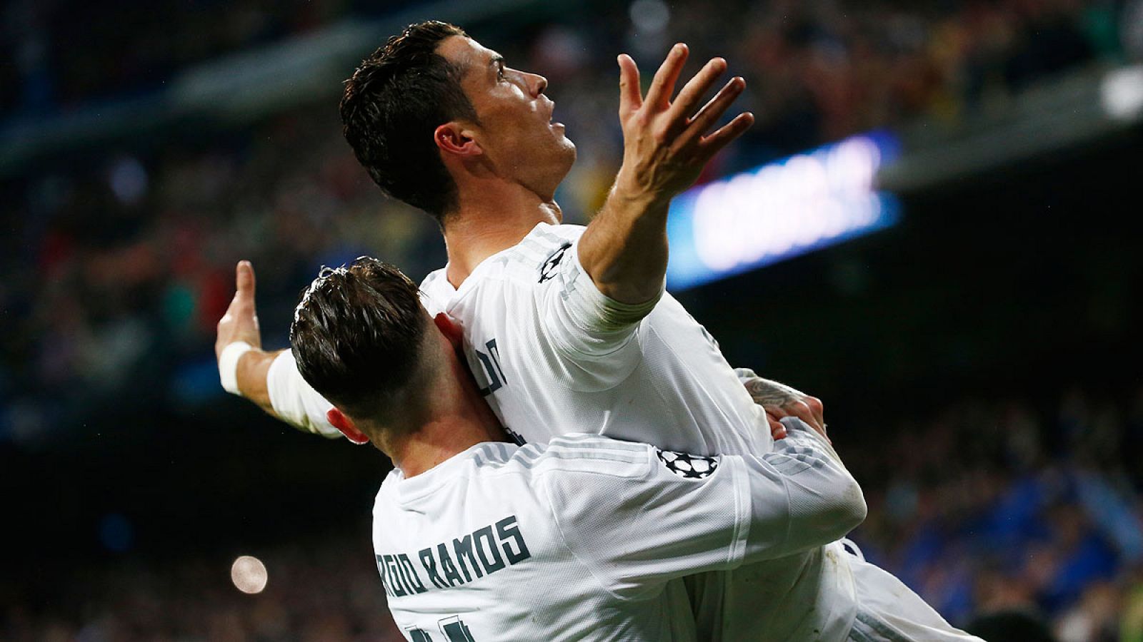 Cristiano Ronaldo celebra su hat trick con Sergio Ramos