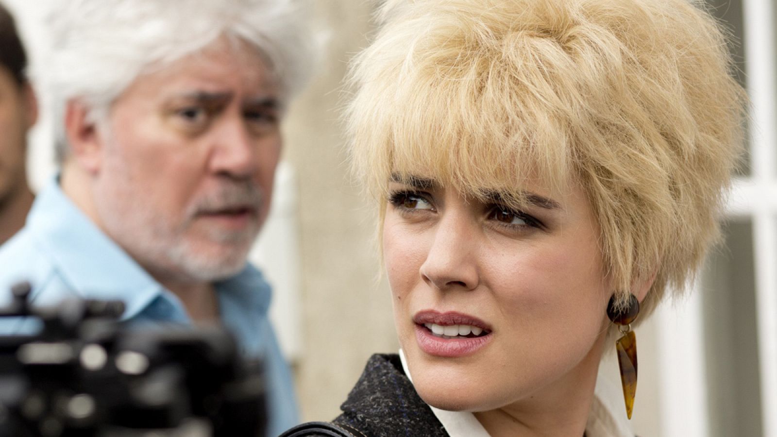 Pedro Almodóvar y Adriana Ugarte, durante el rodaje de 'Julieta'