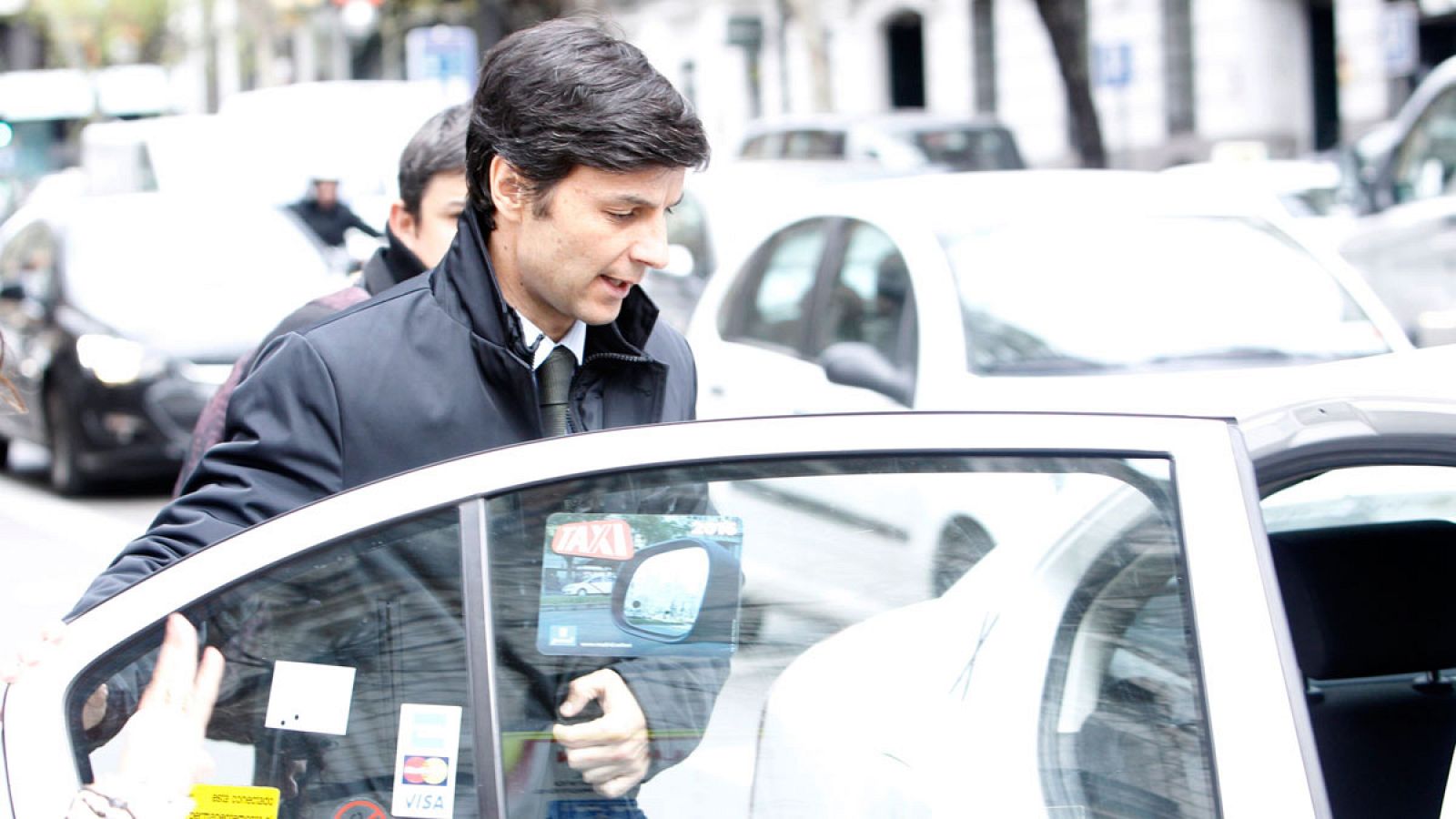 El yerno de Mario Conde, Fernando Guasch, coge un taxi en la Audiencia Nacional