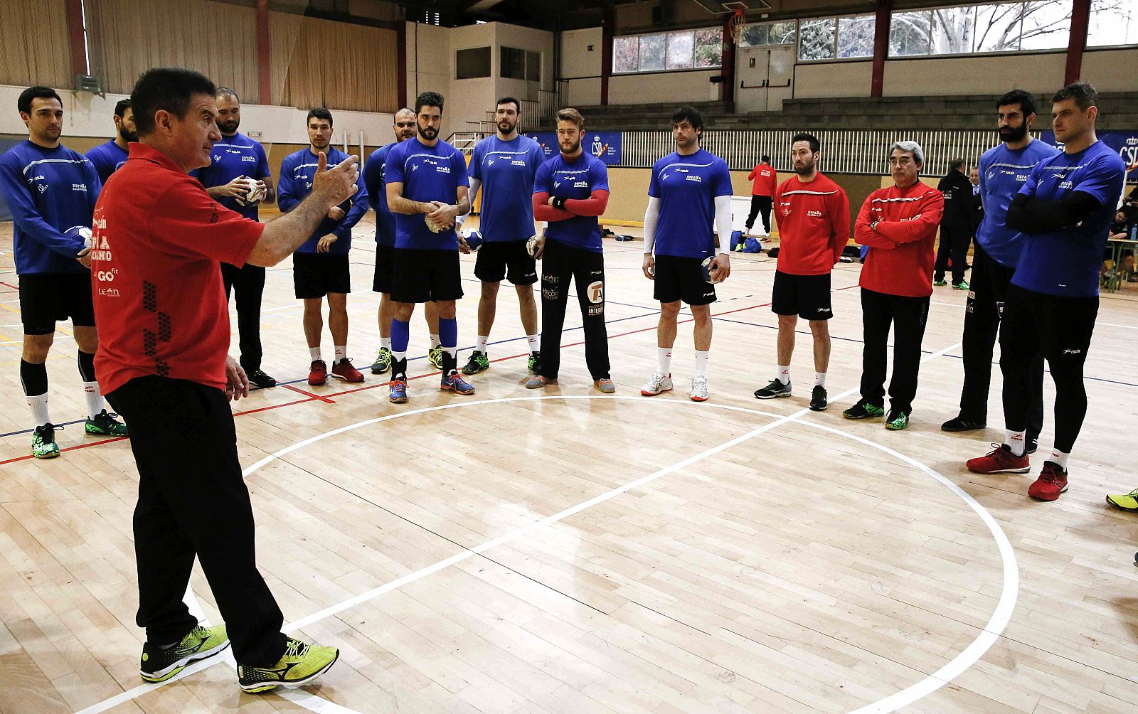 El seleccionador español de balonmano, Manolo Cadenas (i) da instrucciones a sus jugadores durante un entrenamiento.