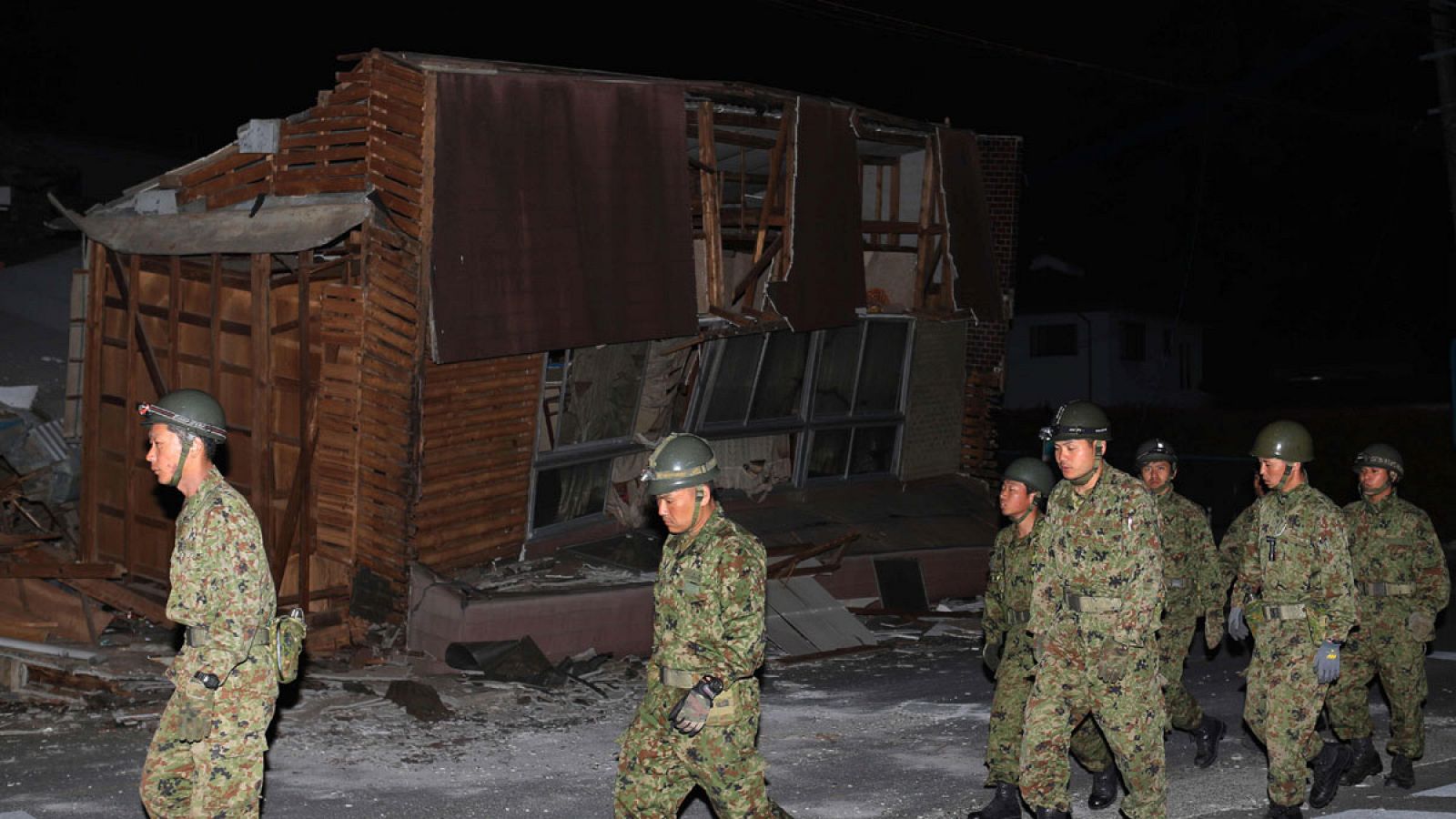 Soldados caminan frente a varias casas derrumbadas tras el terremoto que ha afectado al suroeste de Japón.