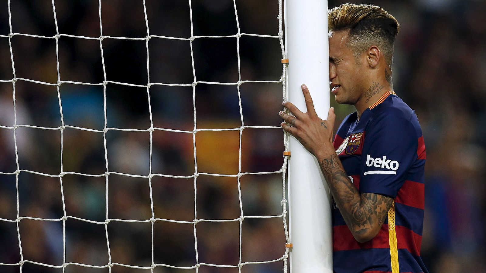 Neymar se lamenta en el partido contra el Valencia.