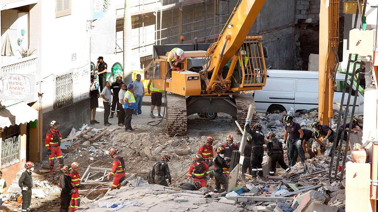 Continúan las labores de desescombro en el edificio derrumbado en Arona (Tenerife)