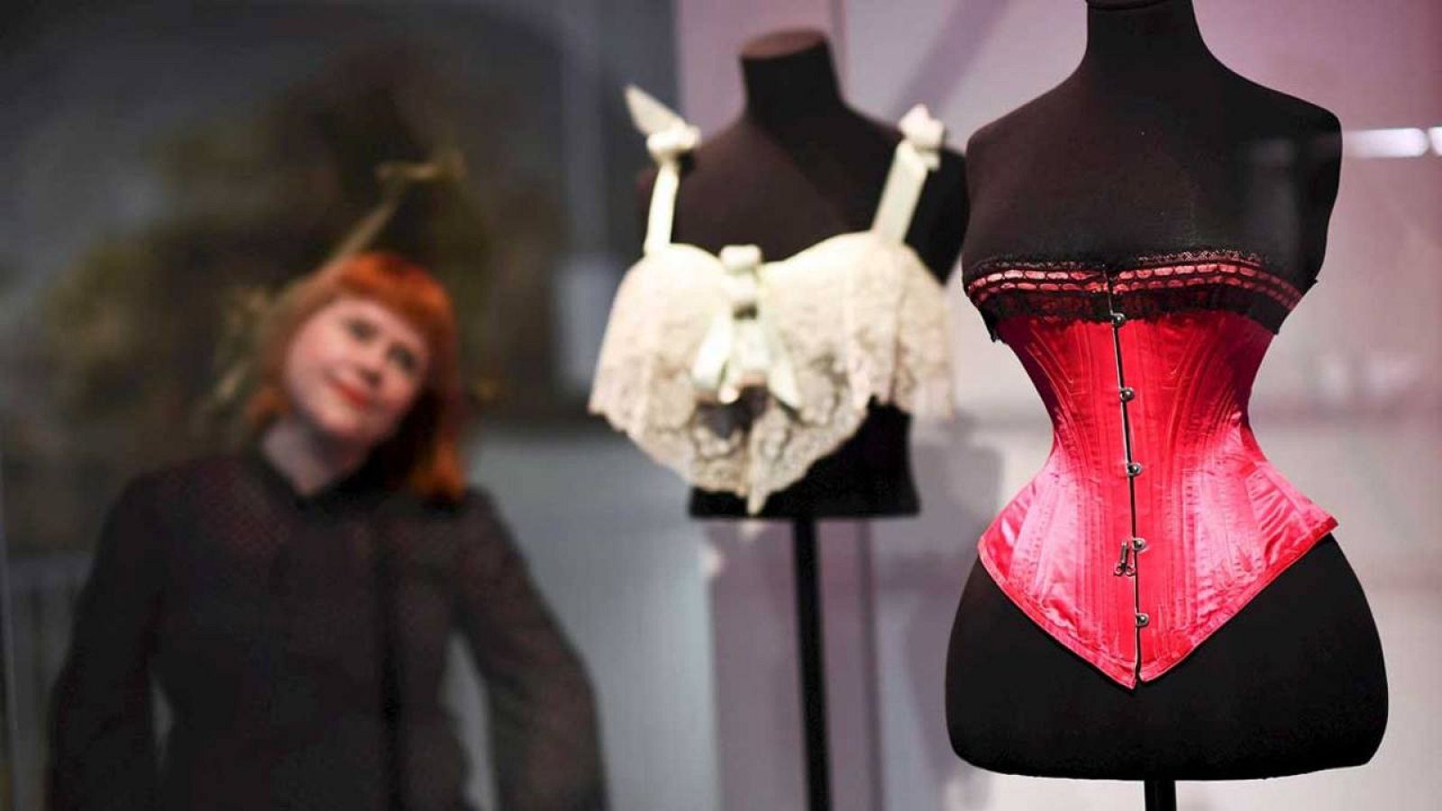 Un corsé de 1905 y en segundo plano, Edwina Ehrman, comisaria de la exposición.  