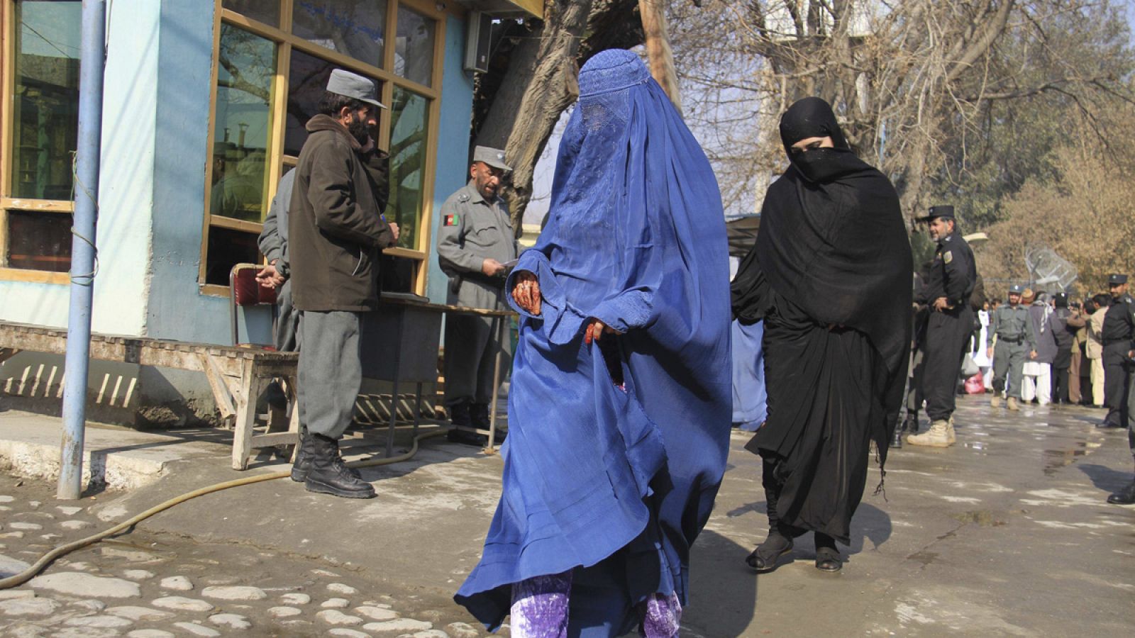 Dos mujeres indultadas salen de la cárcel tras la orden emitida por el presidente afgano Ashraf Ghani en Jalalabad, Afganistán, el 15 de enero de 2015