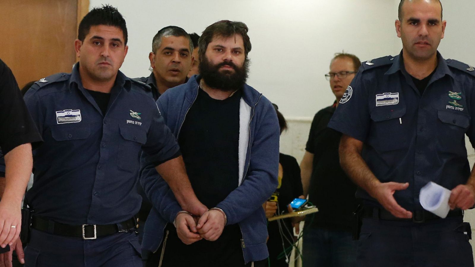 Yosef Jaim Ben David, condenado por el asesinato de Mohamed Abu Jedeir, es escoltado por la policía israelí
