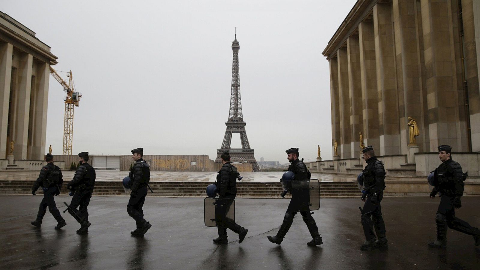 Patrulla policial en París