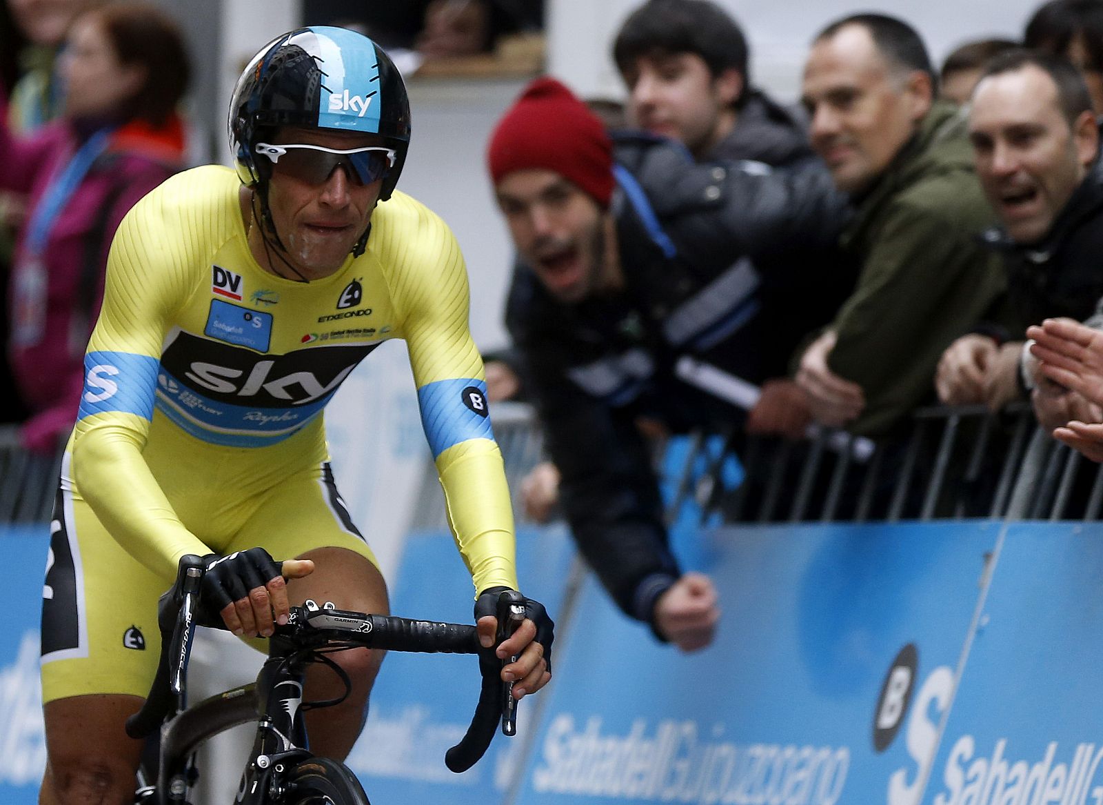 Sky Sergio Henao durante la última etapa de la Vuelta Ciclista al País Vasco.