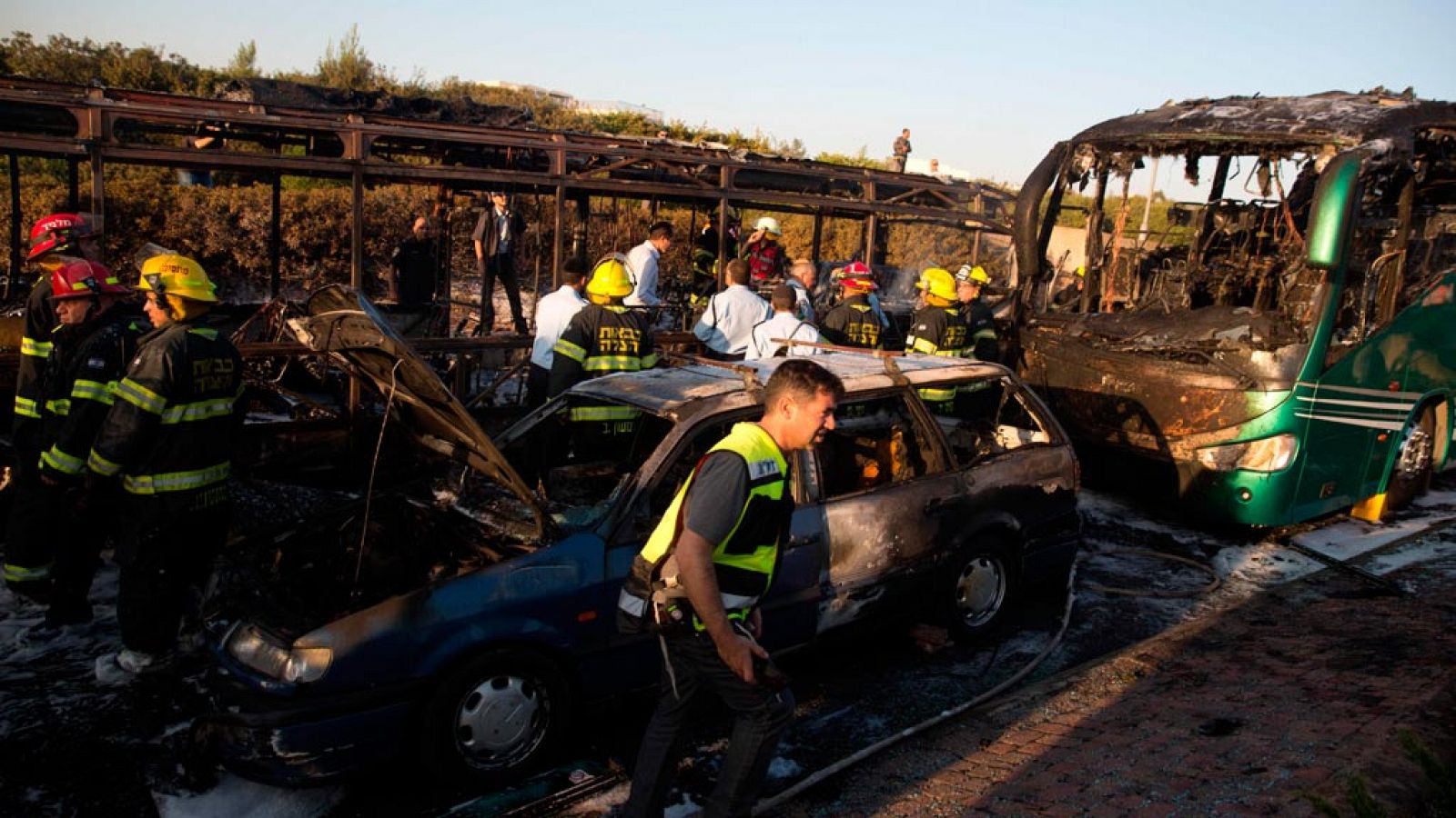 Imagen del autobus calcinado tras el atentado del pasado 18 de abril