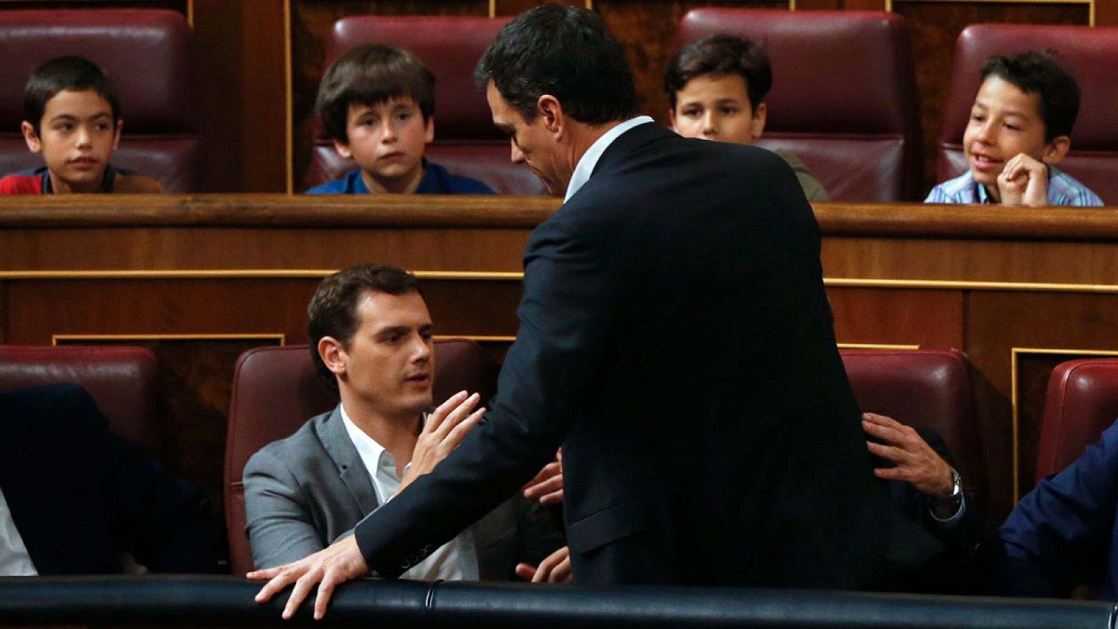 Pedro Sánchez saluda a Albert Rivera en un acto en el Congreso con motivo del IV Centenario de la muerte de Miguel de Cervantes