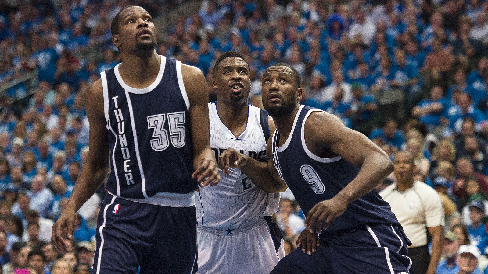 Kevin Durant y Serge Ibaka defienden a Wesley Matthews.