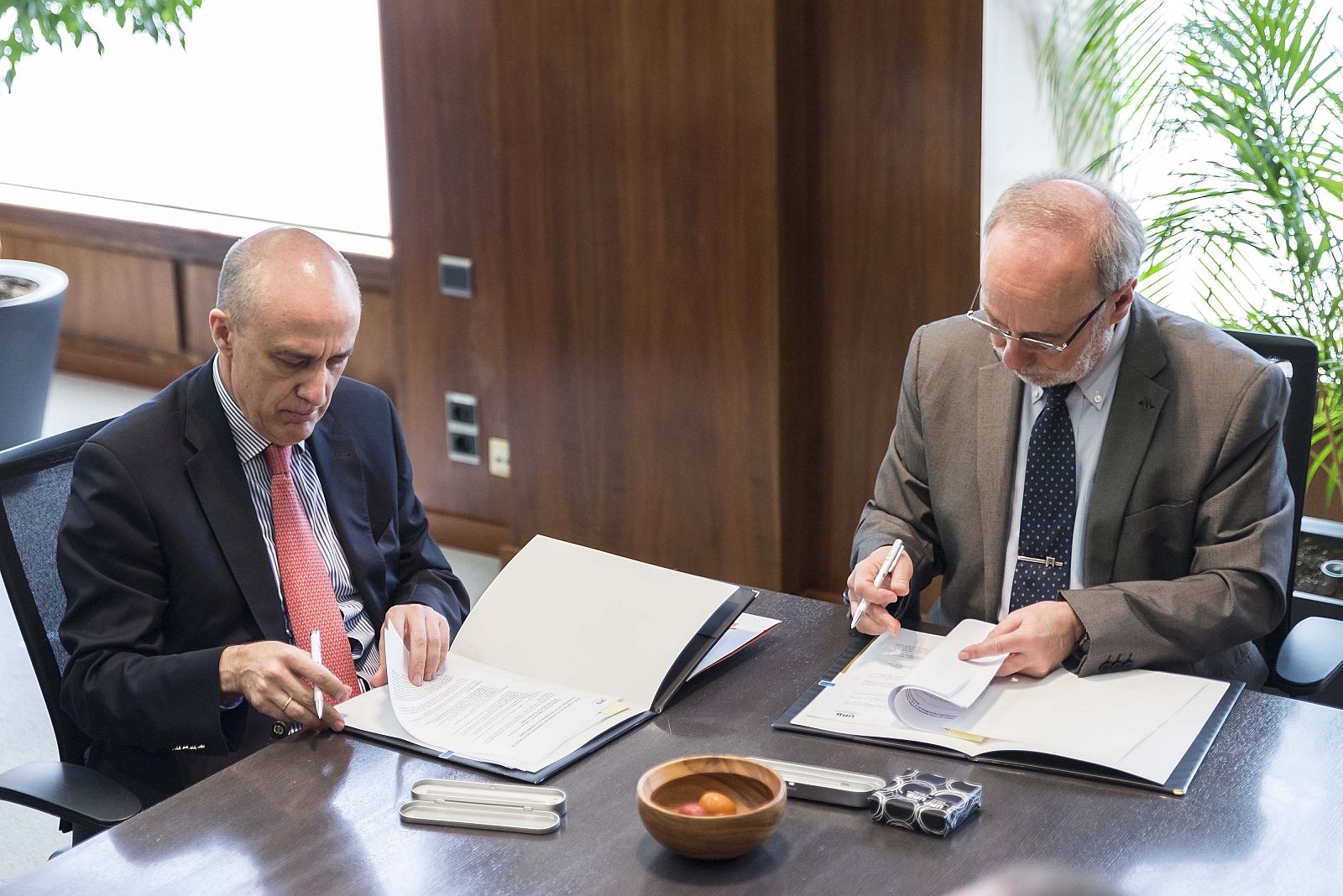 Enrique Alejo y Ferrán Sancho, en la firma del convenio de colaboración