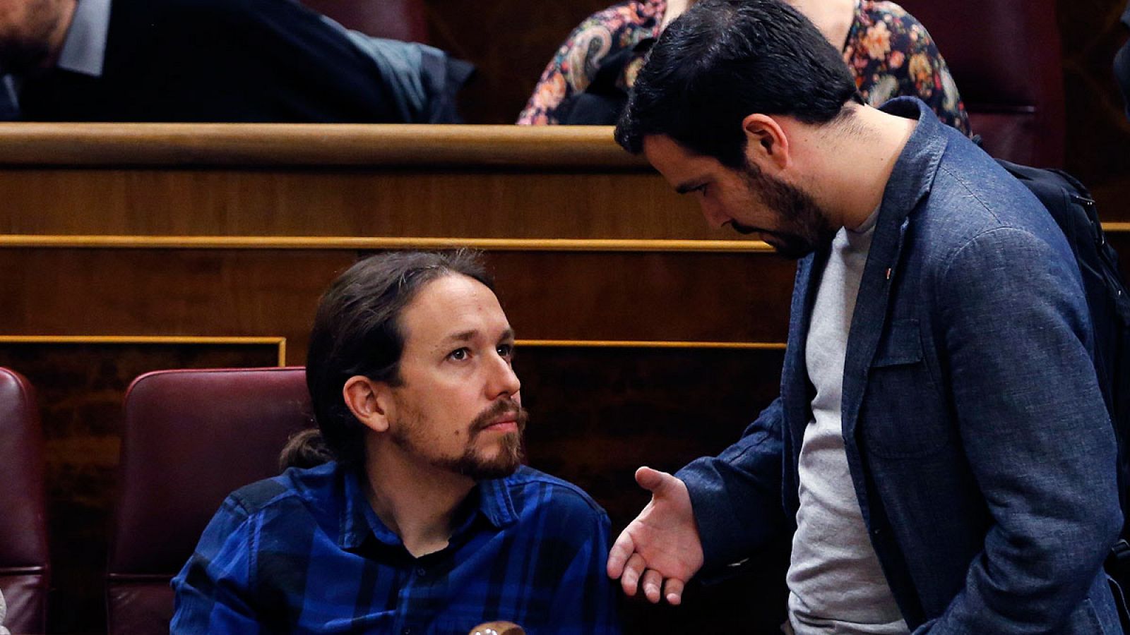 Alberto Garzón (d) conversa con Pablo Iglesias en el Congreso