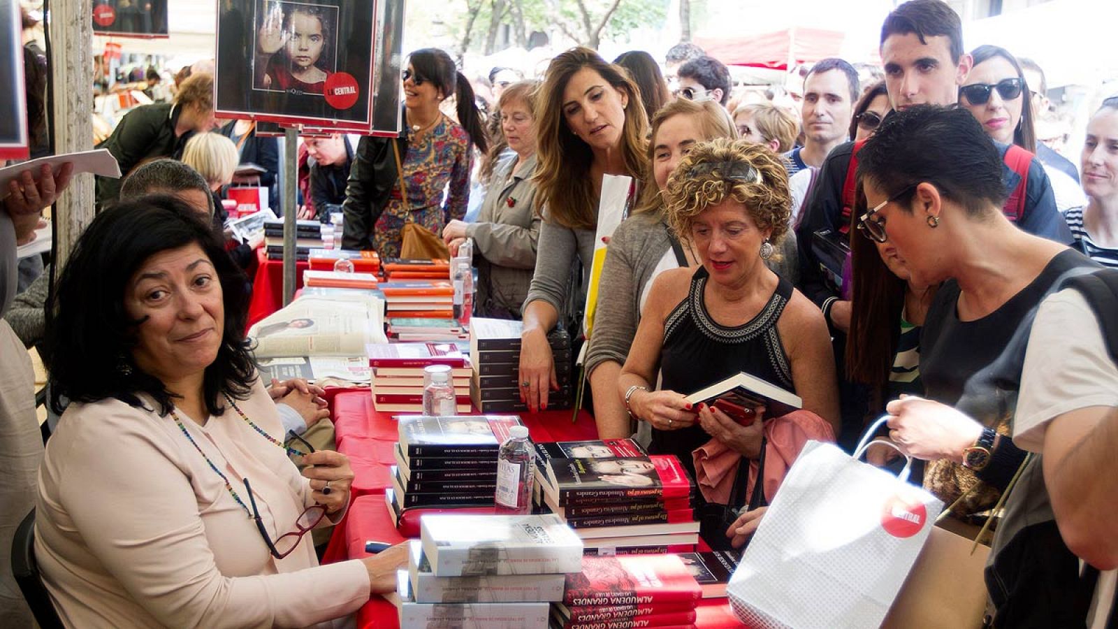 Almudena Grandes firma ejemplares durante la celebración de Sant Jordi