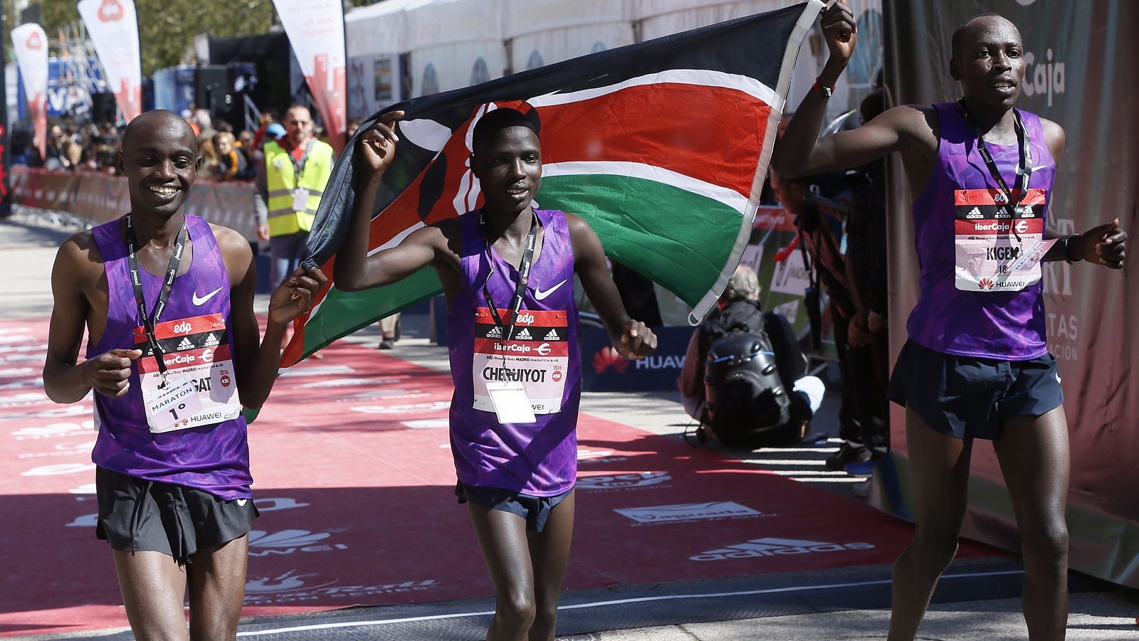 El atleta keniano Peter Kiplagat (i), junto a sus compatriotas  Patrick Cheruiyot (c) y Alfhonce Kibiwot Kigen