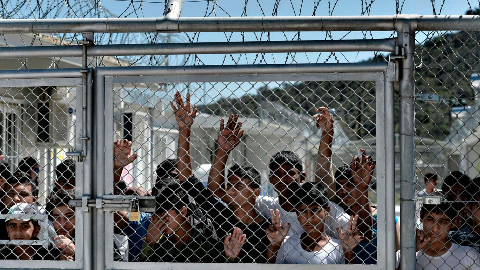 Jóvenes migrantes recluidos en el campo de detención de Moria, en la isla griega de Lesbos