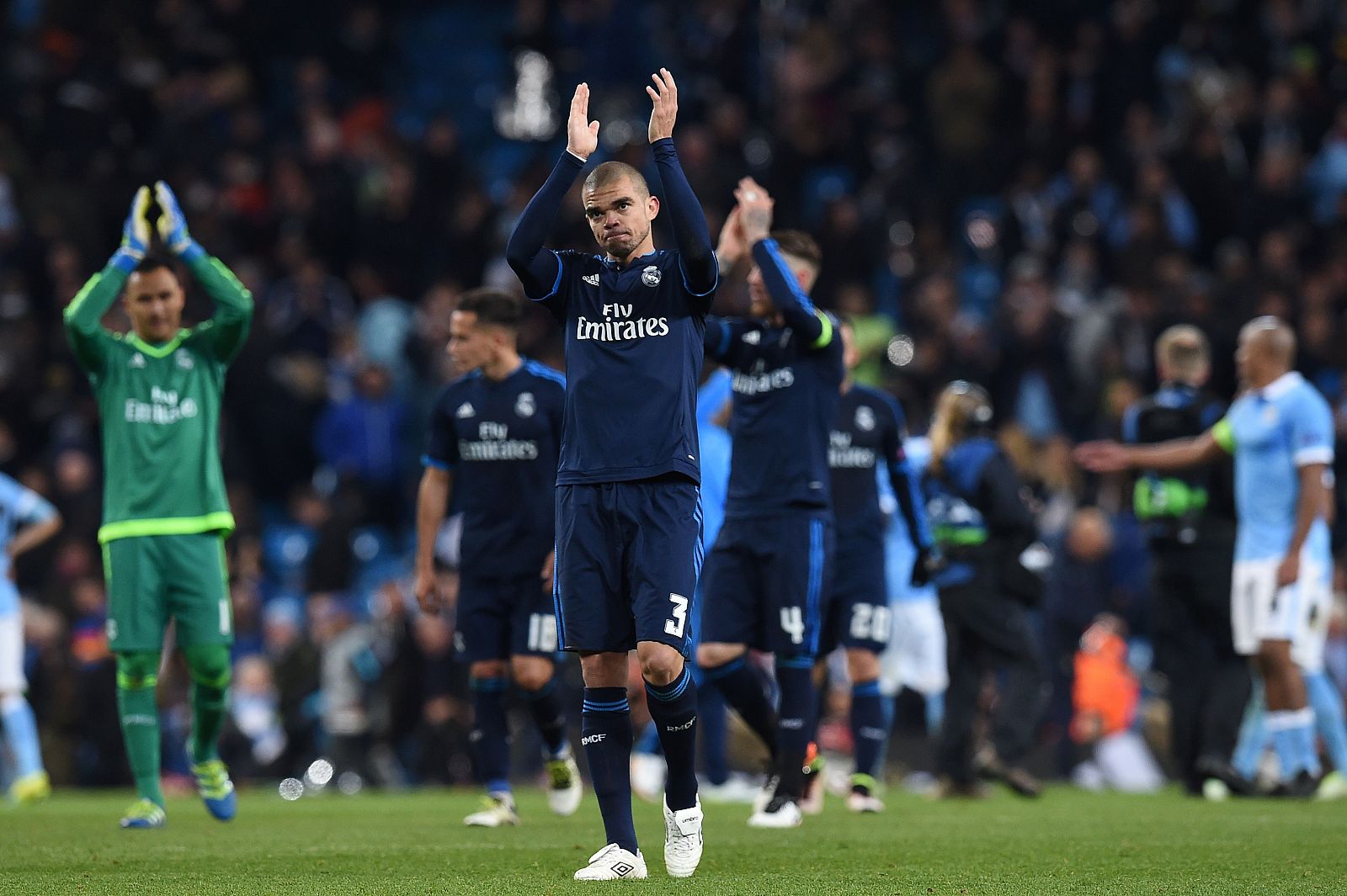 Los jugadores del Real Madrid agradecen el apoyo a los aficionados desplazados a Manchester.