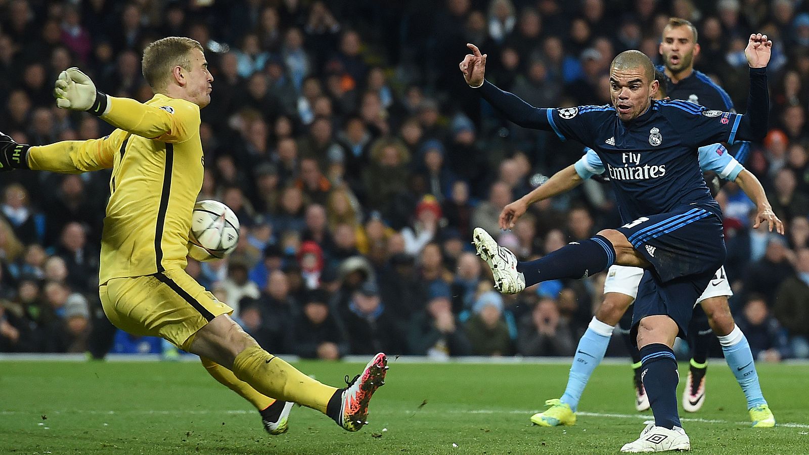 Pepe remata contra Hart en el Manchester City-Real Madrid.