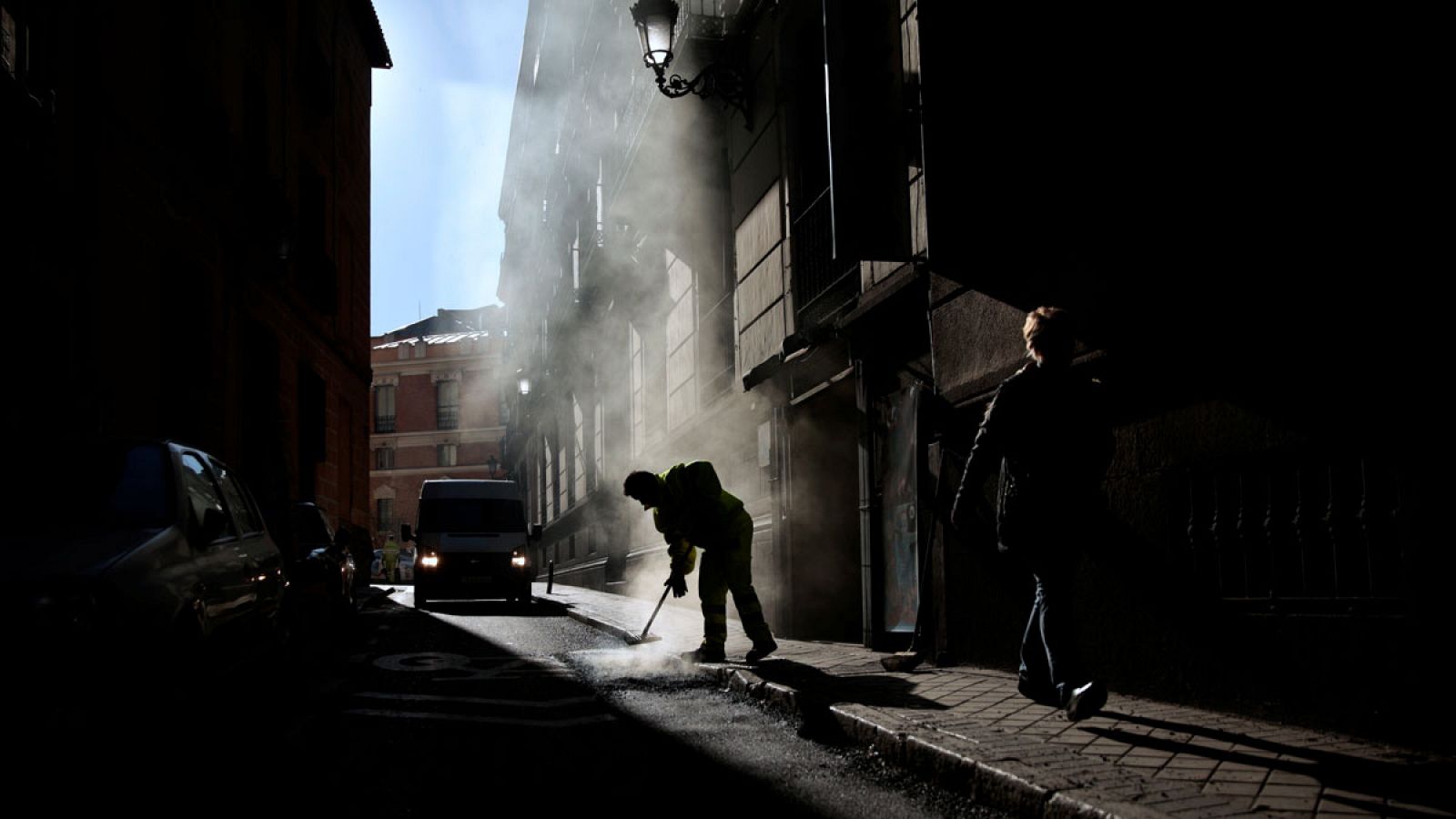 Un empleado limpia una calle de Madrid