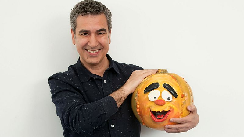 Arturo Martín, con Ruperta, mascota oficial de 'Un, dos, tres'