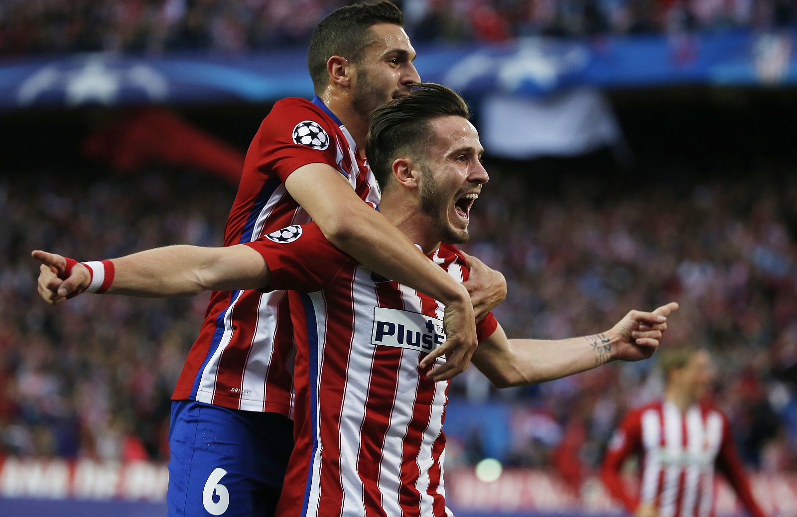 Saúl celebra con Koke su golazo ante el Bayern.