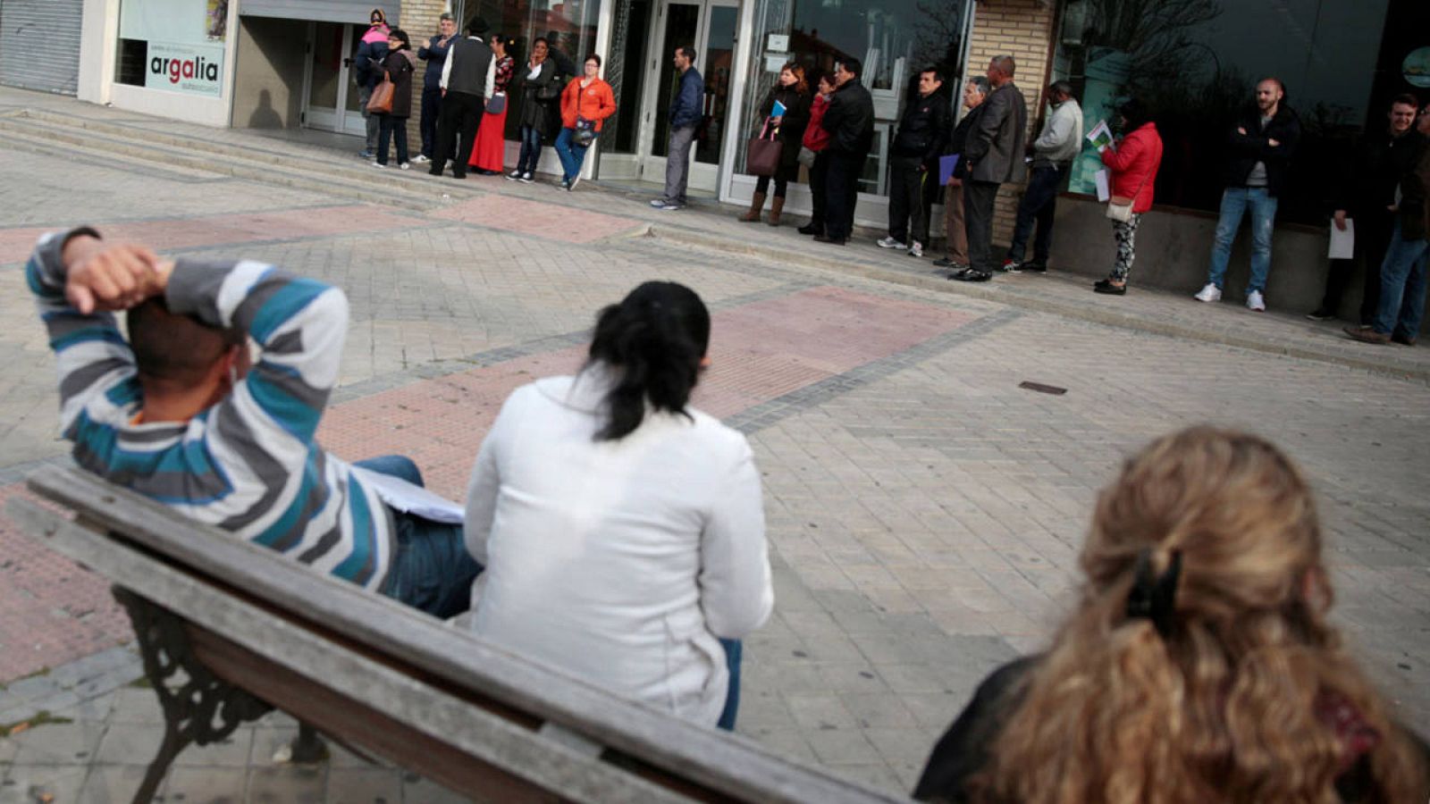 Un grupo de parados espera que abra una oficina de empleo