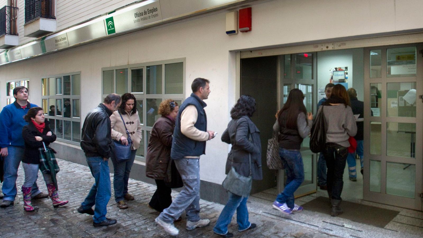 Gente entrando en una oficina de empleo de Sevilla en una imagen de archivo