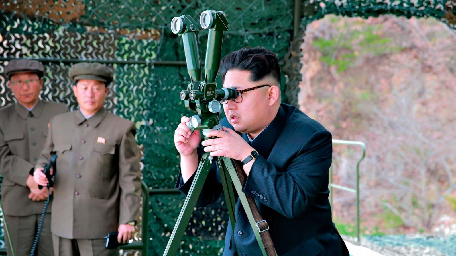 El líder de Corea del Norte, Kim Jong-un, durante un ensayo militar hace pocos días