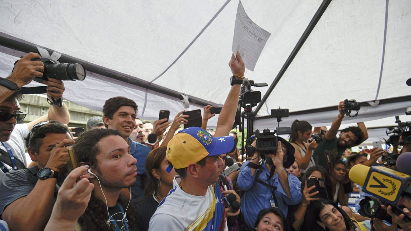 Capriles ante los medios de comunicación tras firmar el formulario.