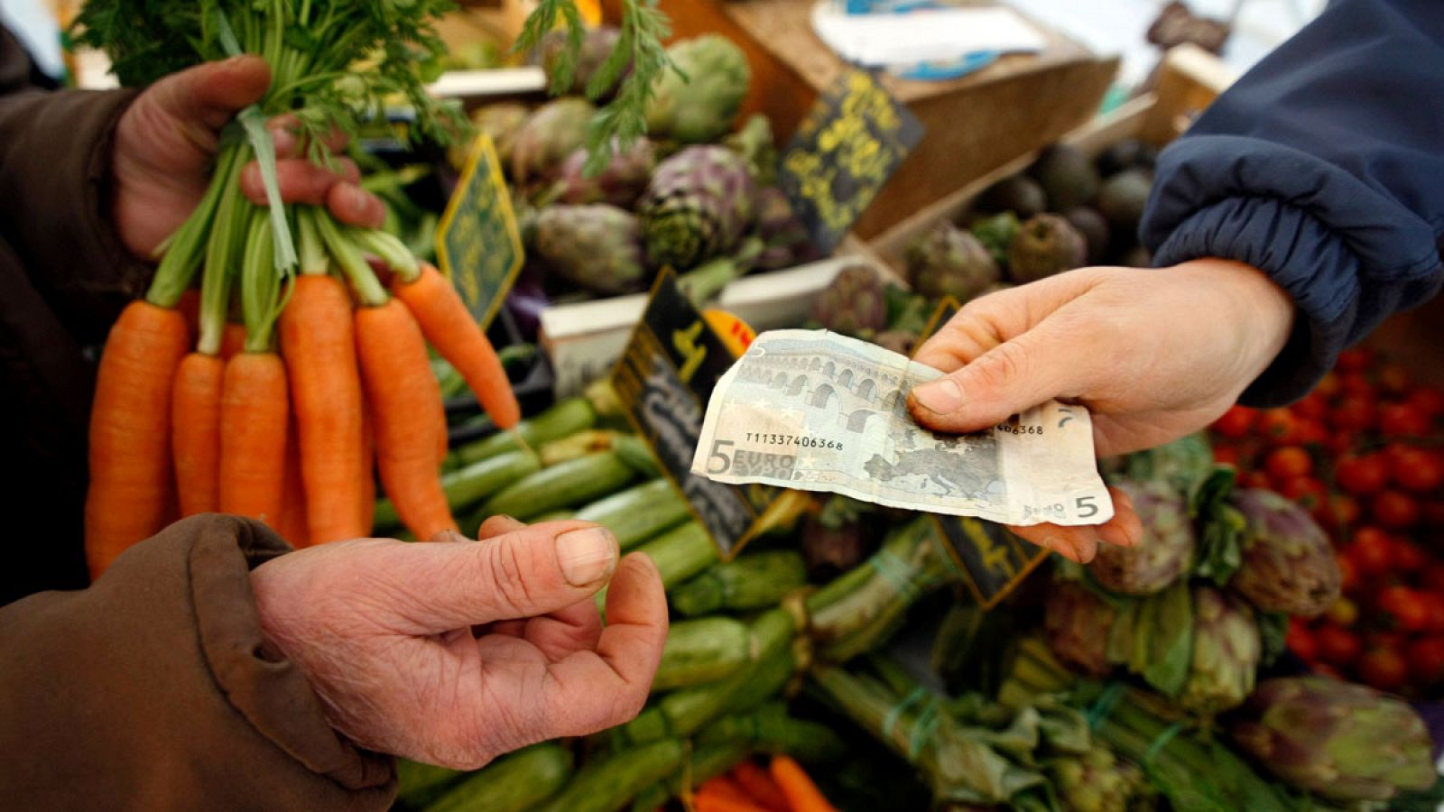 Compra de verduras en un mercado de Niza, Francia