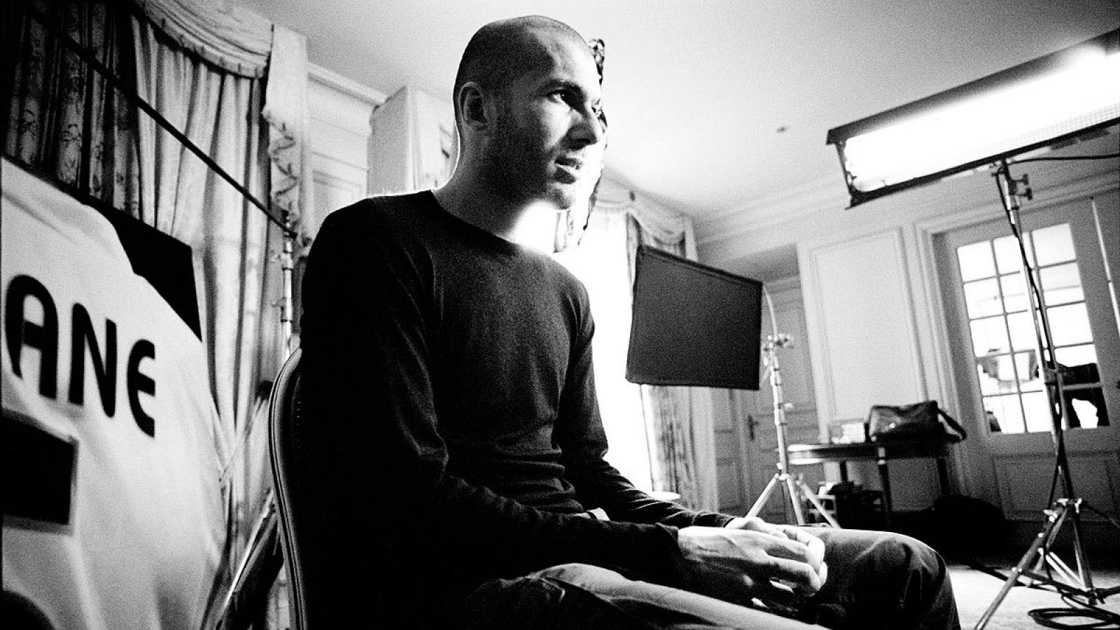 Detalle de una foto de Bordas de una exposición sobre Zidane