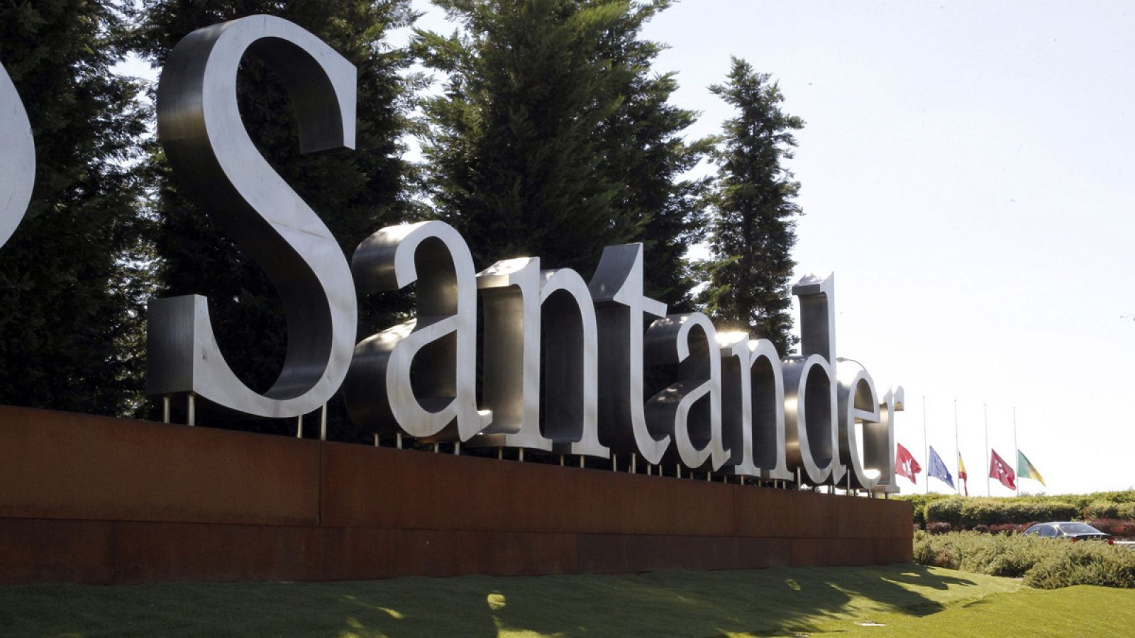 Imagen del rótulo a las puertas de la Ciudad Financiera del Banco Santander, en Boadilla del Monte, Madrid