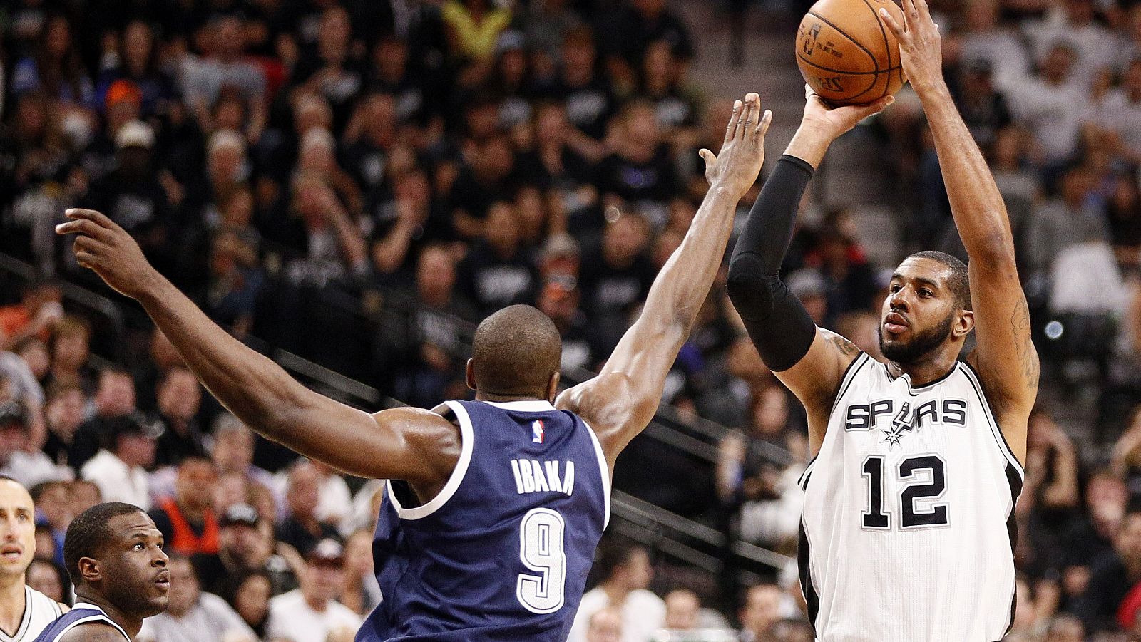 Ibaka intenta taponar un tiro de LaMarcus Aldridge.