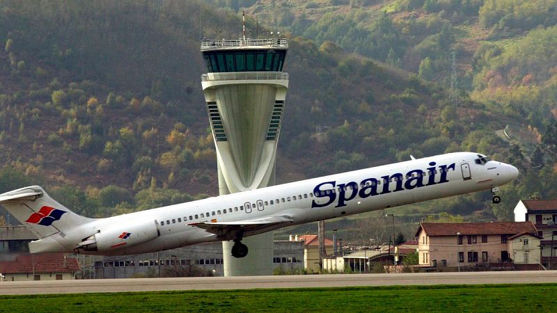 Foto de archivo de un avión de Spanair despegando del aeropuerto de Bilbao