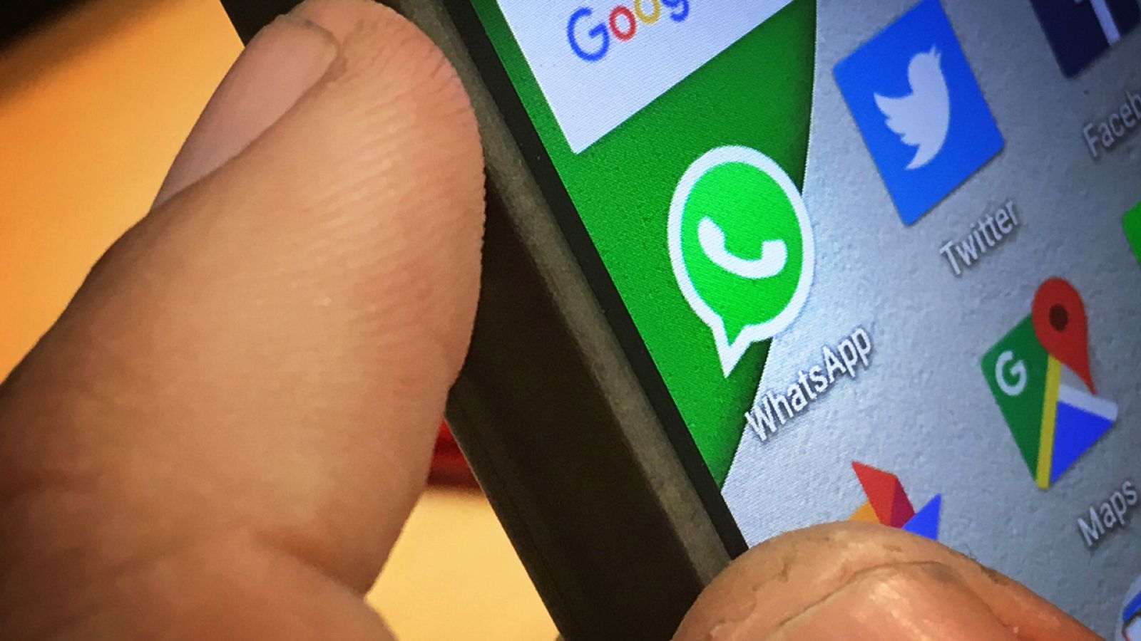 La aplicación WhatsApp sobre la pantalla de un smartphone